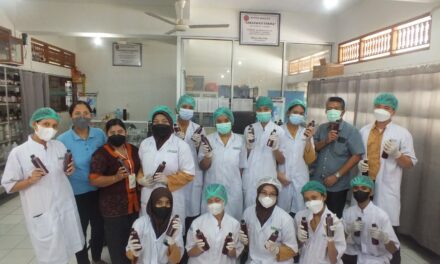 Pelatihan Pembuatan Hand Sanitizer dan Obat Kumur Berbahan Herbal untuk Peserta Didik Kelas XI SMK Farmasi Saraswati 3 Denpasar