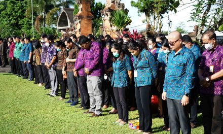Upacara Ziarah Taman Makam Pahlawan dan Tabur Bunga dalam Rangka Peringatan HUT Yayasan PR Saraswati Pusat Denpasar ke-76